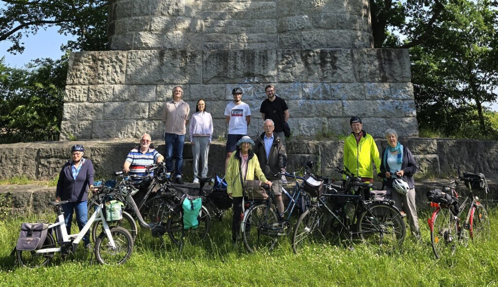 Gruppenbild: Vor dem Bismarckstein in Aumühle