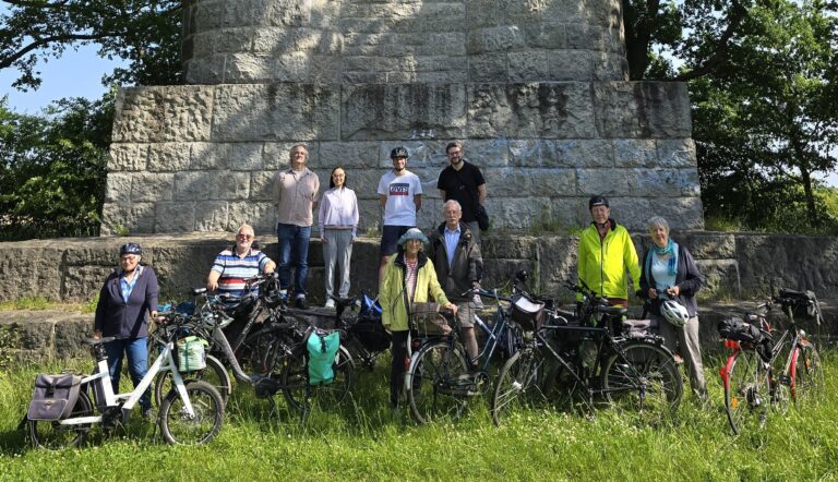 Gruppenbild: Vor dem Bismarckstein in Aumühle